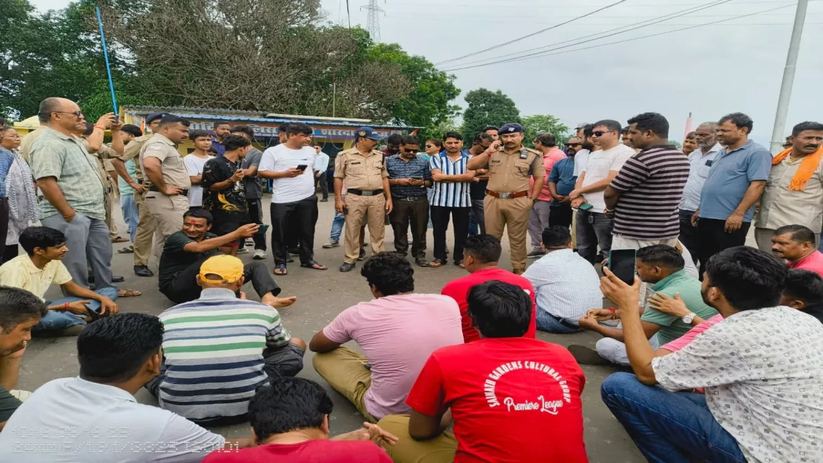 भारतीय टैक्सियों के नेपाल में प्रवेश पर रोक लगाने से टैक्सी चालक नाराज, दिया धरना