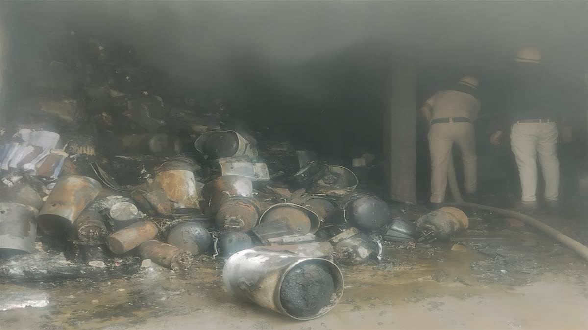ncr major fire engulfs electronic warehouse in gurgaon