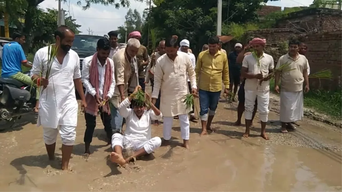 यूपी में गड्ढों में धान रोपकर ग्रामीणों ने जताया विरोध, सड़क मरम्मत नहीं होने पर PWD का घेराव की चेतवानी