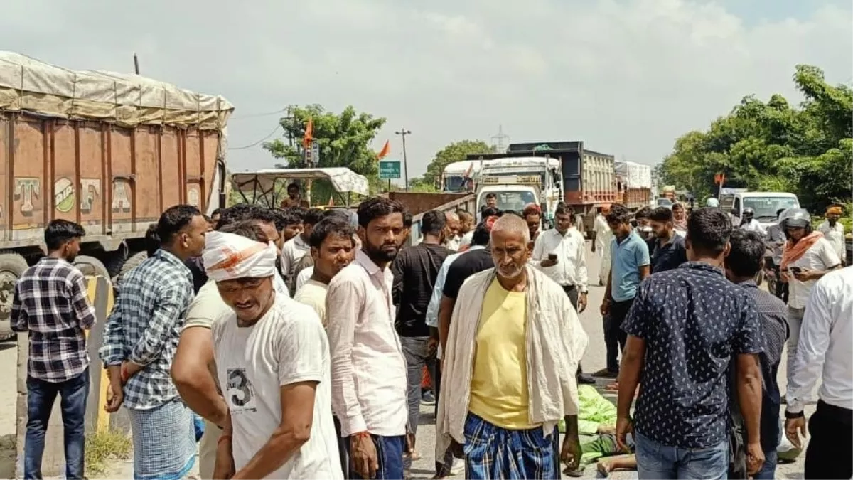 UP Road Accident: अनियंत्रित ट्रेलर ने सड़क किनारे खड़े मां-बेटे को कुचला, दोनों की मौत