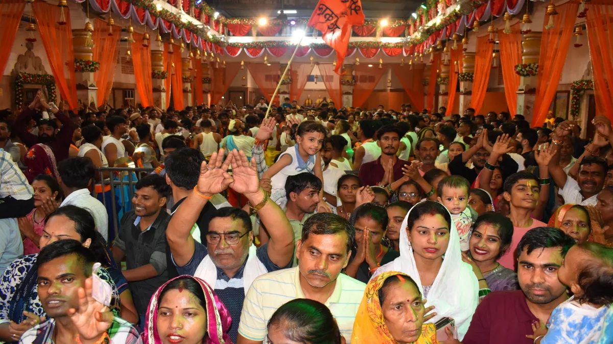 Krishna Janmashtami: कान्हा के जन्म पर ब्रज इठलाया, कण-कण मुस्काया; भक्तों ने लगाए खुशी के जयकारे