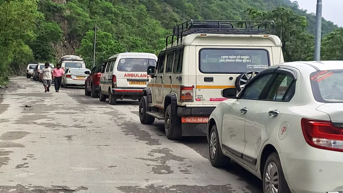 अल्मोड़ा में कनवाड़ी व उपराड़ी की पहाड़ी दरकी, स्टेट हाईवे पर खतरा बढ़ा