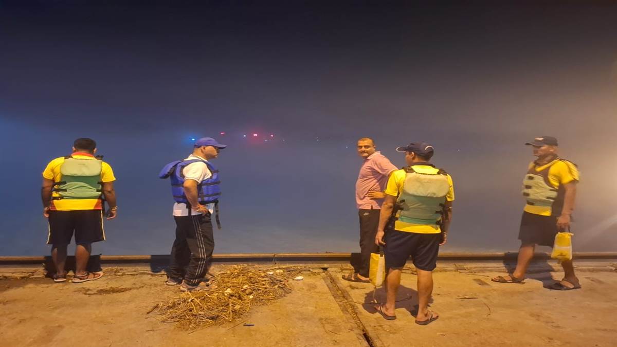 husband dives into ganga to save wife both missing