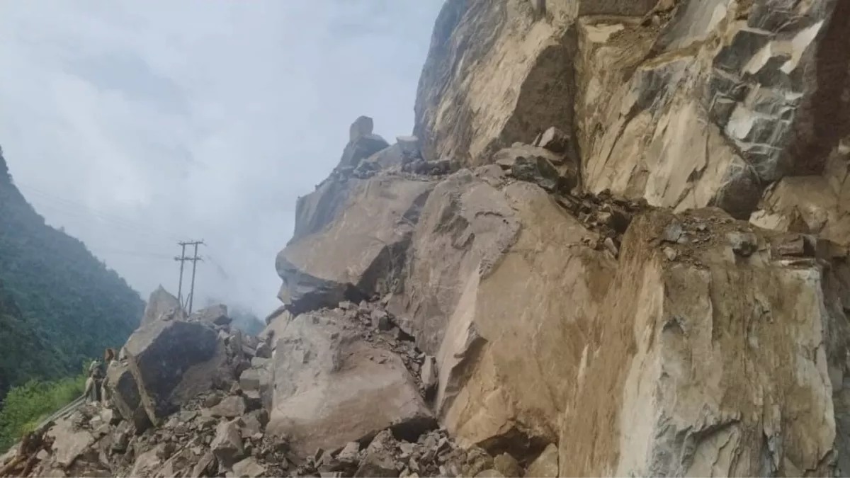 Chardham Yatra: मलबा आने से बंद बदरीनाथ हाईवे 28 घंटे बाद खुला, चंबा रूट से भेजे वाहन