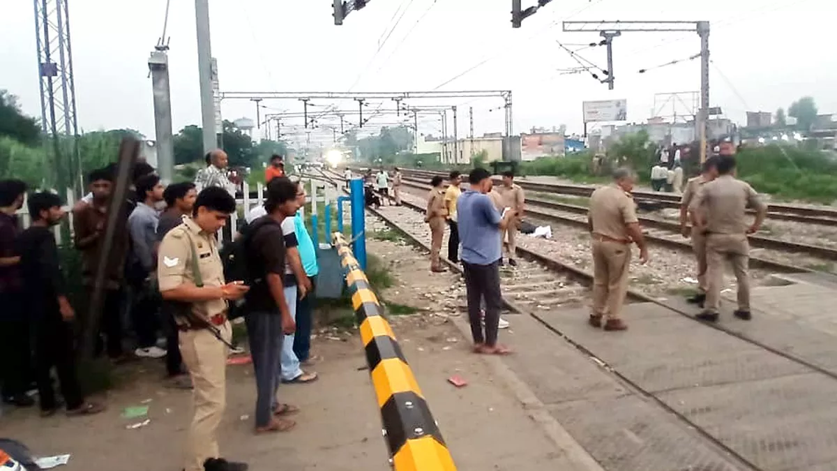 यूपी के इस जिले में पहले ट्रैक के आसपास टहलती रहीं मां-बेटी, फिर दोनों ट्रेन के आगे कूद गईं, इस कारण उठाया ऐसा कदम