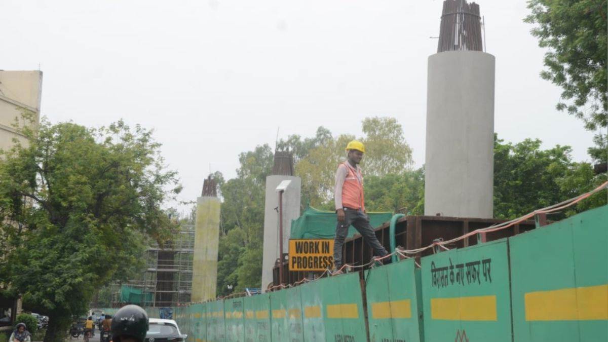 https://www.jagranimages.com/images/newimg/16082025/16_08_2025-agra_metro_works_1_24014475.jpg