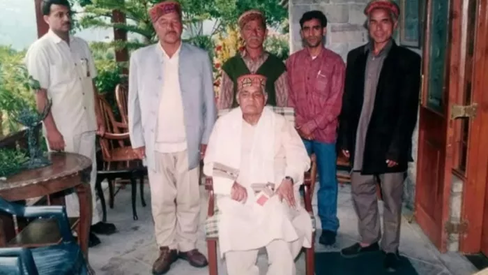 मनाली के प्रीणी गांव में पूर्व प्रधानमंत्री स्वर्गीय अटल बिहारी वाजपेयी का ग्रामीणों के साथ फाइल फोटो।