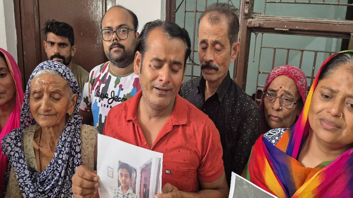 किश्वातड़ त्रासदी: कोई तो मेरे बच्चों, पत्नी की सूचना दे दो, सोनू कुमार बार-बार प्रशासन, लोगों से कर रहे फरियाद