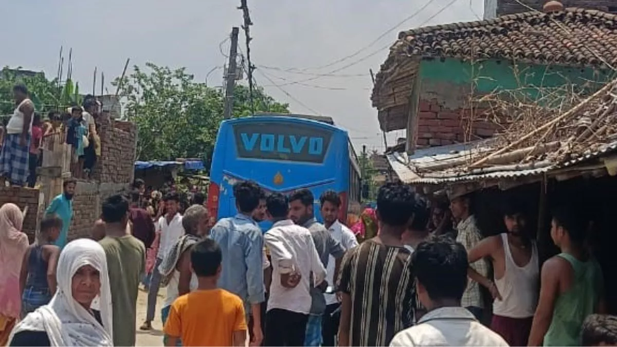 Bihar News: यात्रियों से भरी बस पर गिरा हाई वोल्टेज तार, चालक-खलासी की सूझबूझ से टला हादसा, बाल-बाल बचे 50 यात्री