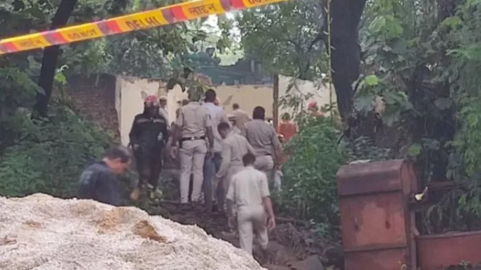 Nizamuddin Dargah Collapse: दिल्ली पुलिस ने निजामुद्दीन में छत और दीवार गिरने के मामले में दर्ज किया केस।