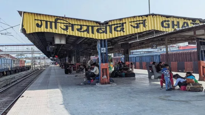 रेलवे स्टेशन पर बैठे-बैठे व्यक्ति हो गया बेहोश, चिकित्सकों ने मृत घोषित किया। फाइल फोटो