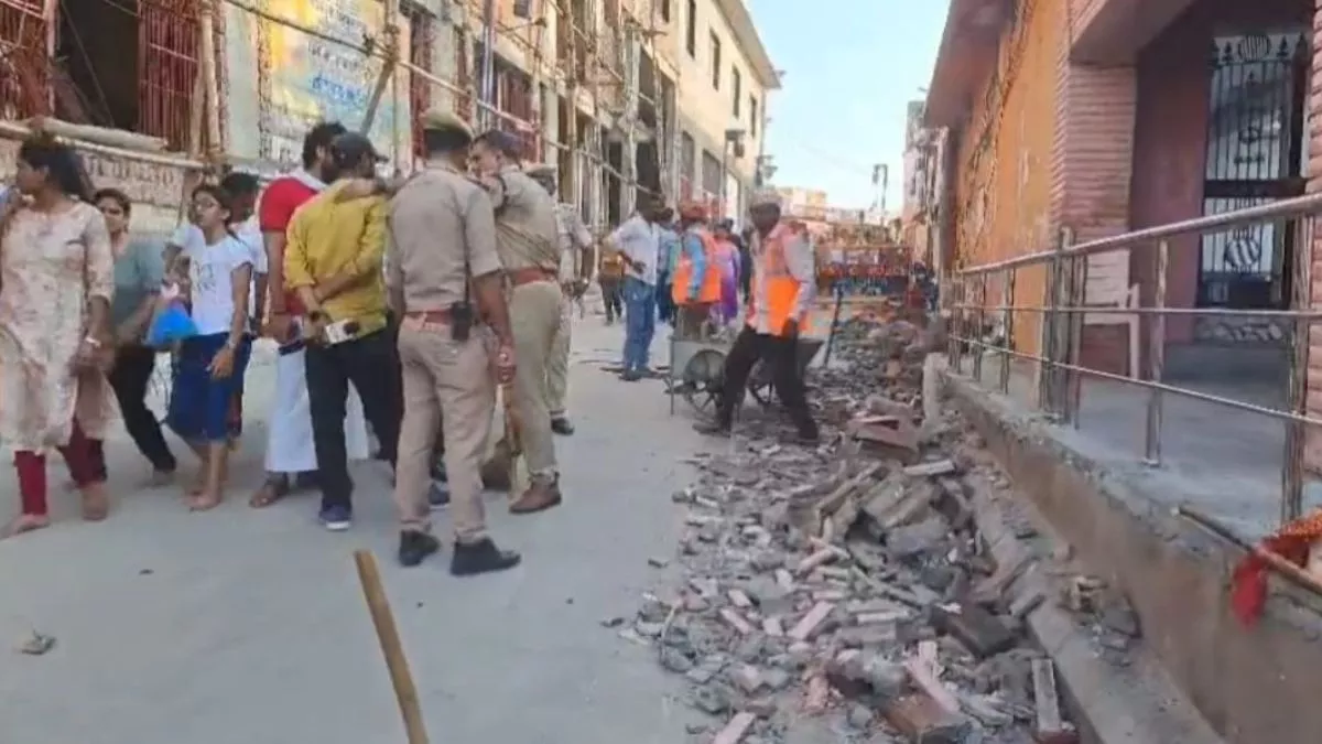 Ayodhya News: हनुमानगढ़ी में श्रद्धालुओं की भीड़ के बीच अचानक गिर गया छज्जा, एक भिक्षुक की मौत; दो घायल