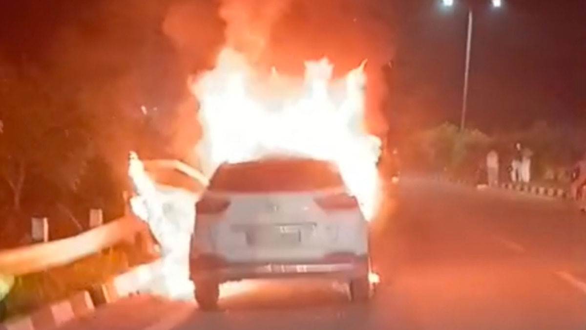 https://www.jagranimages.com/images/newimg/16082025/16_08_2025-fire-car_24015020.jpg