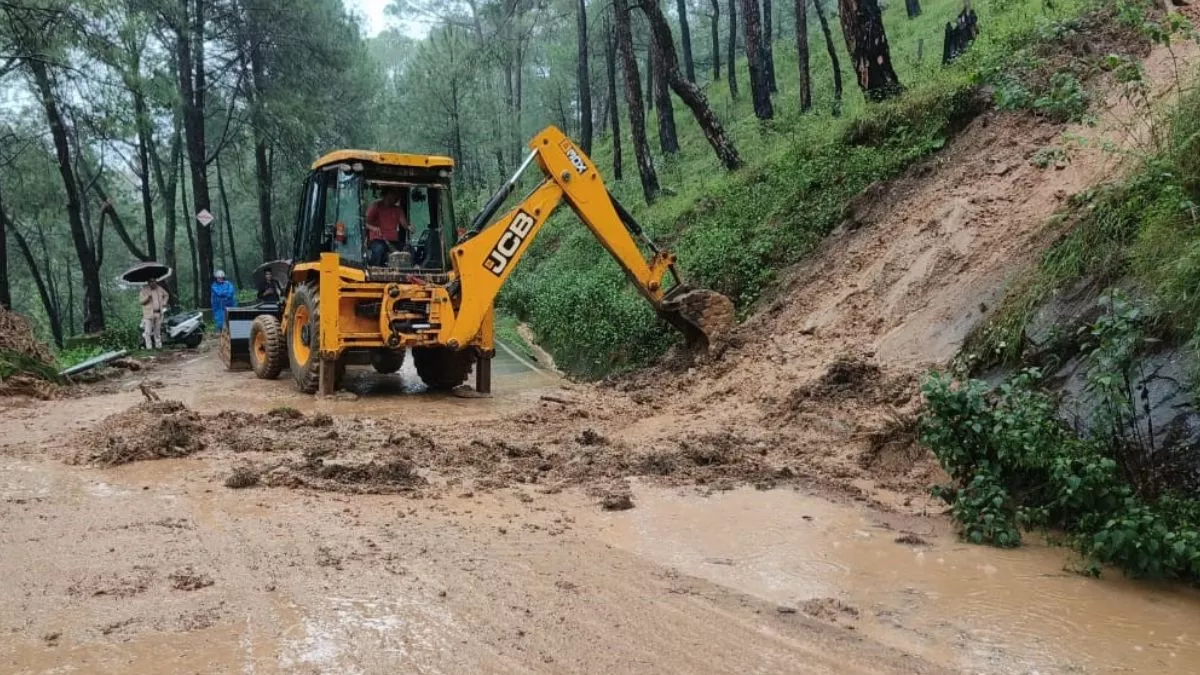 Himachal Landslide: पठानकोट-मंडी NH पर घट्टा से गुम्मा के बीच भारी भूस्खलन, लोगों ने भागकर बचाई जान; यहां टला नहीं खतरा