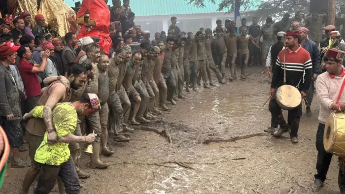 मंडी जिले के सराज में सुबली मेले में कीचड़ में खेलते लोग। जागरण