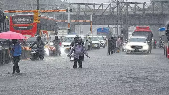 मुंबई में आफत की बारिश, जनजीवन अस्त व्यस्त।