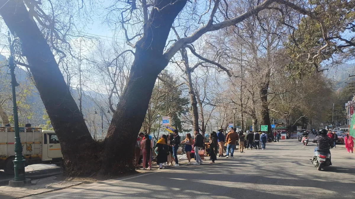 सैलानियों की आमद बढ़ने से नैनीताल में रौनक, अर्से बाद लगा जाम; पर्यटन स्थल गुलजार