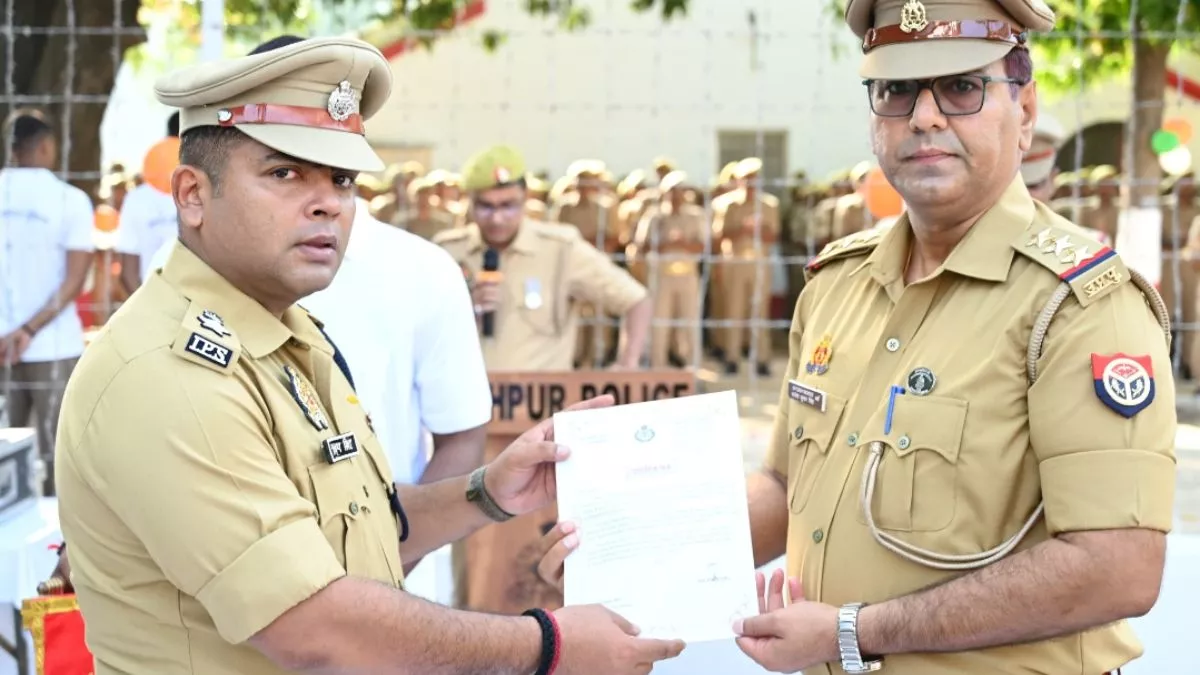 UP Police: फतेहपुर में एएसपी-सीओ व आरआइ समेत 43 पुलिसकर्मियों को मिला सम्मान चिह्न