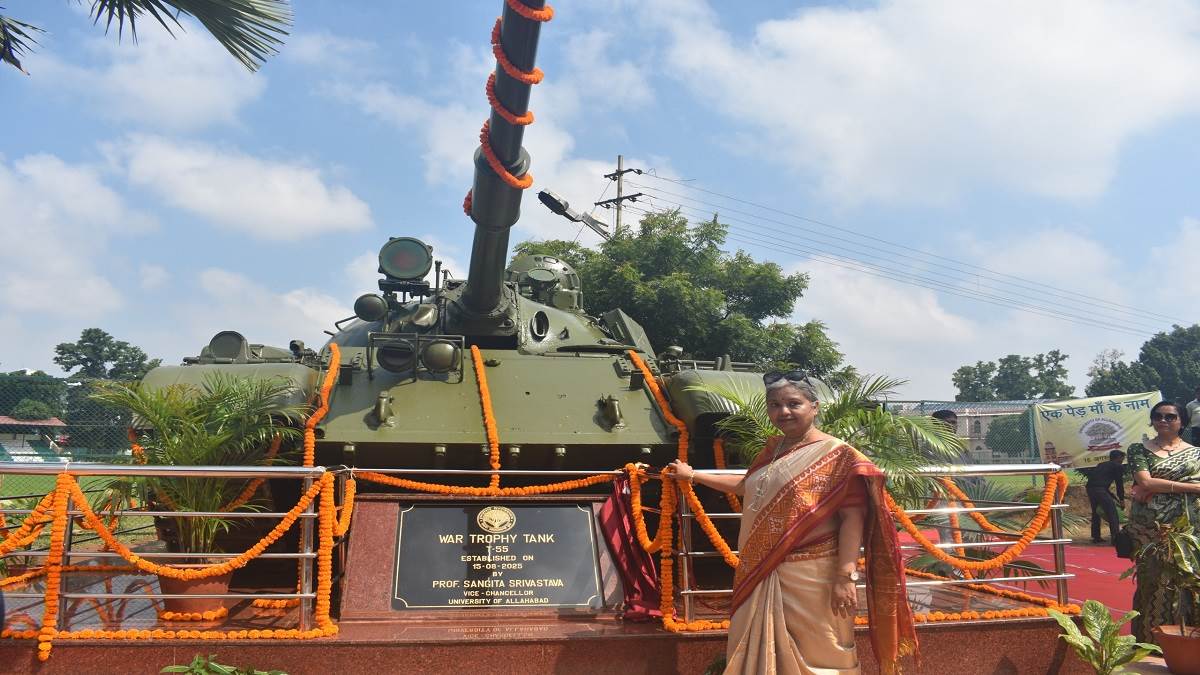 https://www.jagranimages.com/images/newimg/16082025/16_08_2025-t-55_tank_24014792.jpg