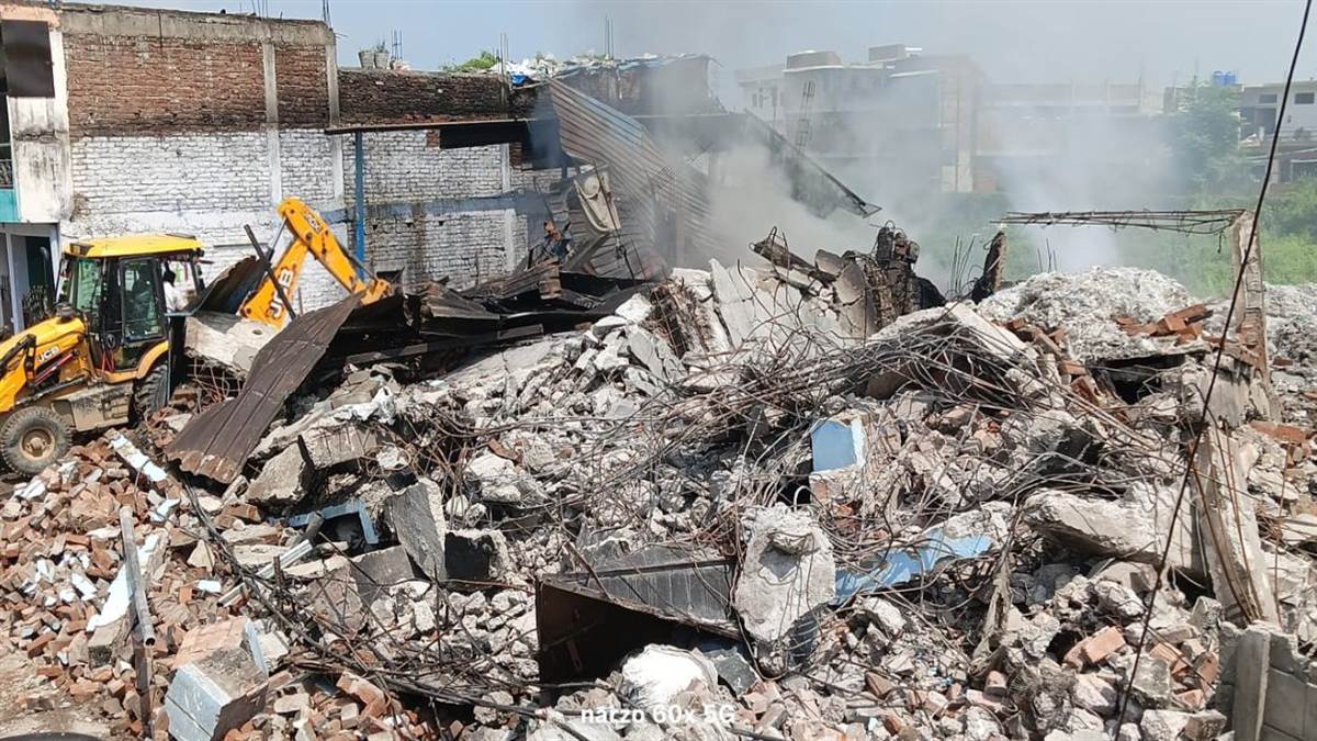 https://www.jagranimages.com/images/newimg/16082025/16_08_2025-unnao_fire_24014623.jpg