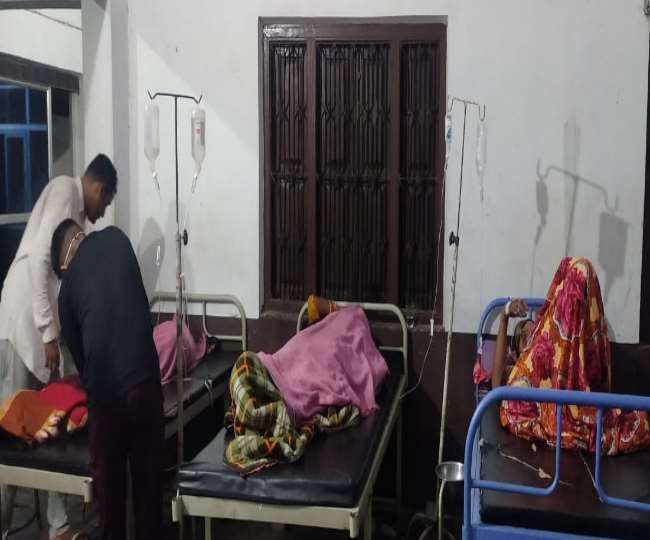 संतकबीर नगर में मिठाई खाने से एक ही परिवार के नौ लोग बीमार, अस्पताल में भर्ती
