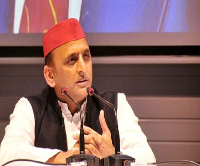 समाजवादी पार्टी के उत्तर प्रदेश राज्य मुख्यालय में समाजवादी पार्टी के अध्यक्ष अखिलेश यादव
