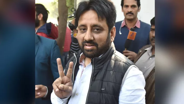 आप विधायक गिरफ्तारी के दौरान जमकर हंगामा, अमानतुल्लाह के घर के बाह ACP से मारपीट की कोशिश।