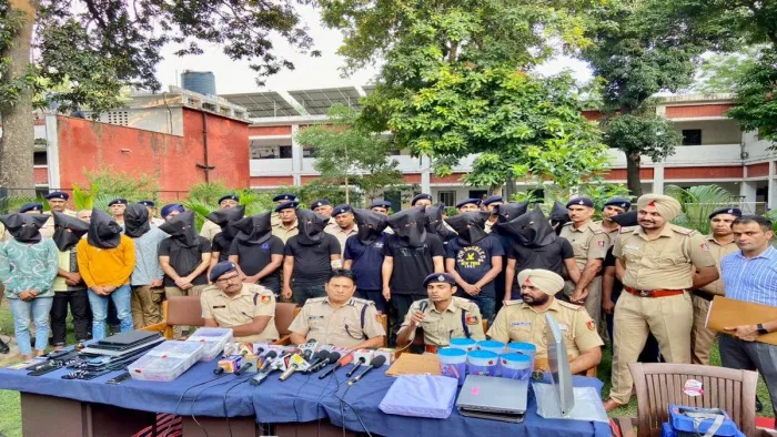 चंडीगढ़ पुलिस ने अभी तक 21 आरोपितों को गिरफ्तार किया है, जिसमें चीन का मास्टरमाइंड वान चेंगुआ भी है।