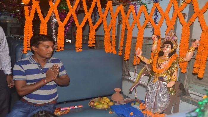 पंडाल सरीखे दिखने वाले यात्री कोच में विश्वकर्मा की प्रतिमा स्थापित की जाएगी।