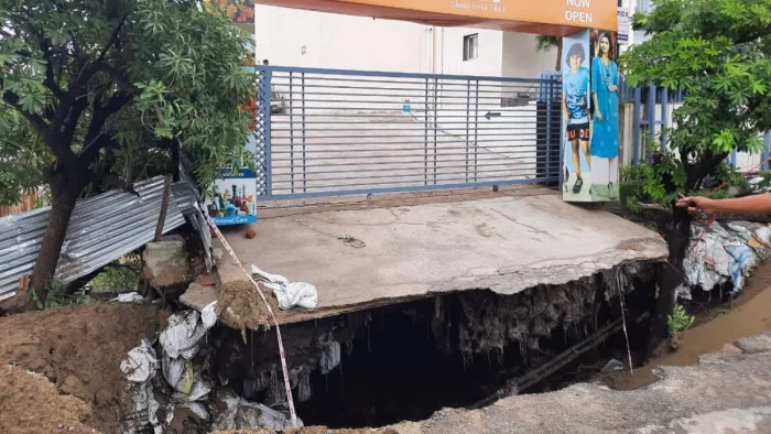 लखनऊ में Emerald Mall का मेन गेट धंसा।