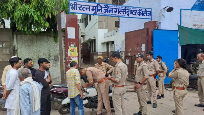 रत्नमुनि जैन गर्ल्स इंटर कॉलेज के बाहर पुलिस छानबीन करते हुए।