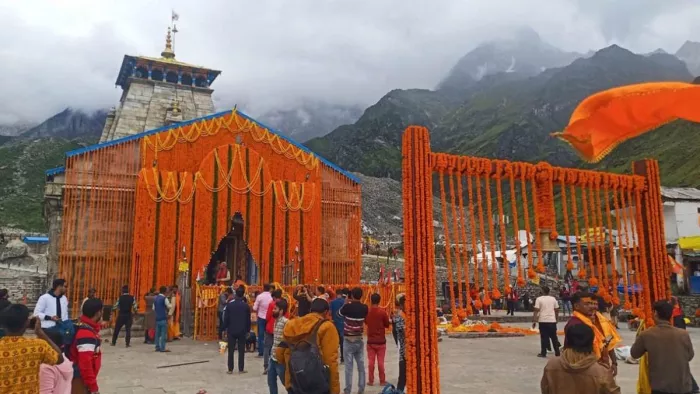 केदारनाथ में गर्भगृह की दीवारों पर सोने की परत चढ़ाने का कार्य तीर्थ पुरोहितों के विरोध के बावजूद जारी है।