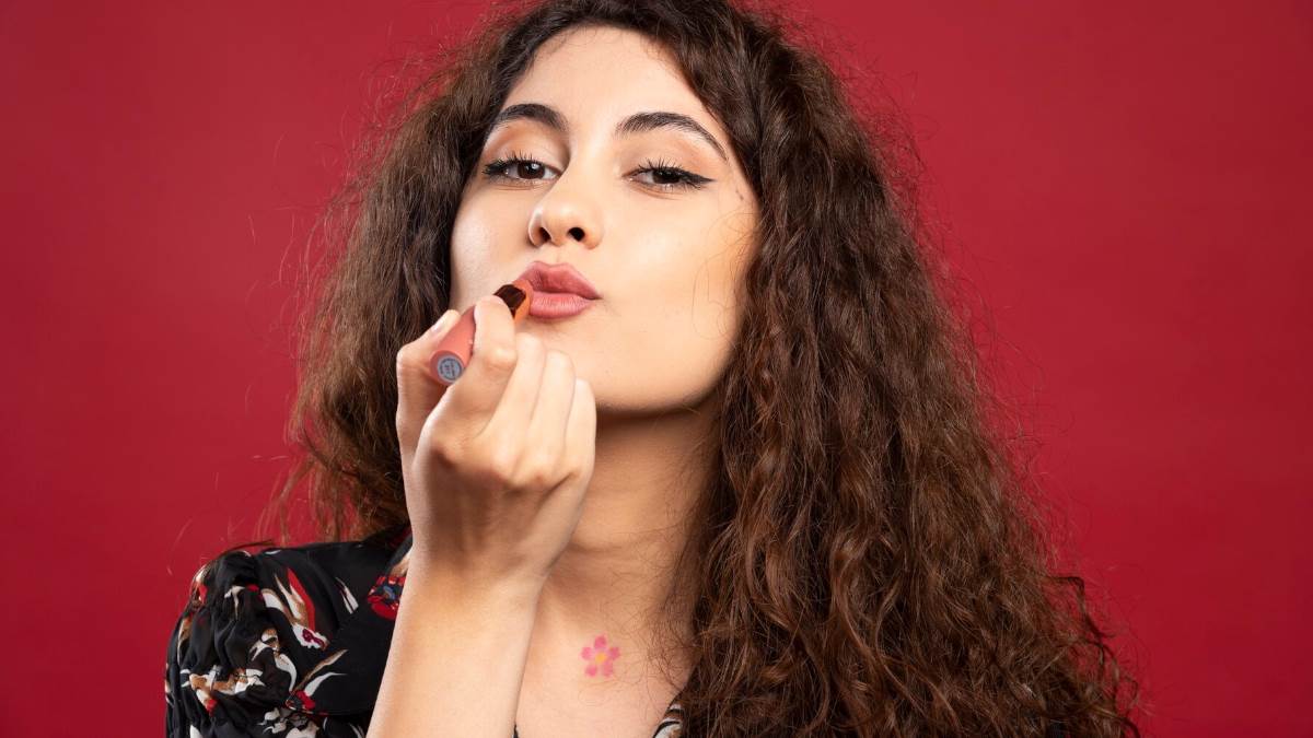 lipstick applying tips choose right lipstick according your skin tone to look more beautiful