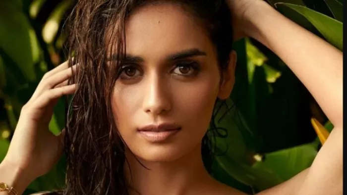 Manushi Chhillar Bold Photos: मानुषी छिल्लर फिल्म एक्ट्रेस व डॉक्टर हैl