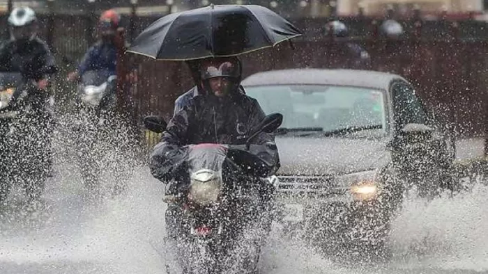Rain Effect In UP लखनऊ में स्कूल कालेज और आफिस किए गए बंद