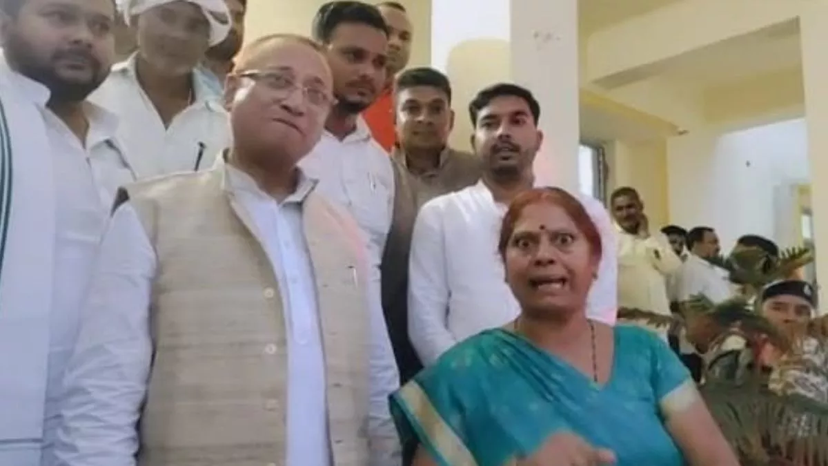 Video: बिहार में विधायक के तेवर देख बैठक से बाहर निकले मंत्री, एमएलए ने डीएम के खिलाफ खोला मोर्चा