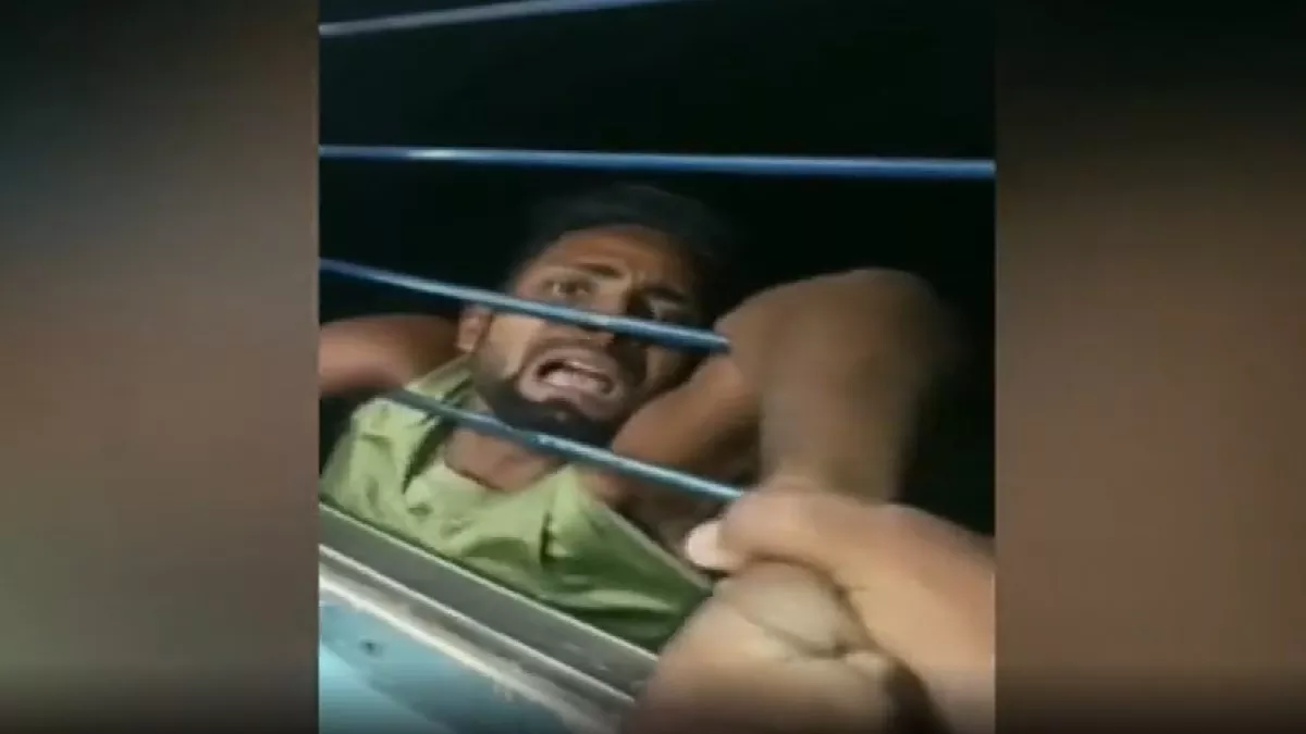 Video: बिहार में चलती ट्रेन में मोबाइल चोर को दबोचा, खिड़की से लटकाए हुए छह किमी ले गए यात्री