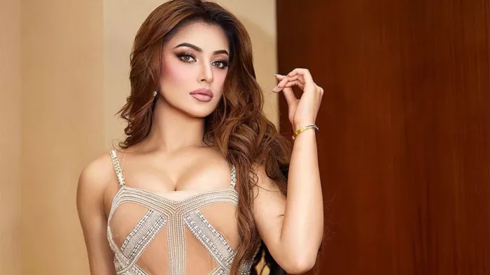 Urvashi Rautela Brutally Trolled: उर्वशी रौतेला की फोटो पर फैंस दिल खोलकर कमेंट्स कर रहे हैl