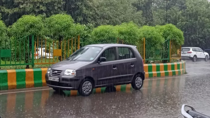 साहिबाबाद में हो रही बारिश, मौसम हुआ सुहाना। जागरण