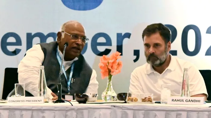 कांग्रेस कार्य समिति की बैठक में कांग्रेस अध्यक्ष मल्लिकार्जुन खरगे और पार्टी नेता राहुल गांधी। फोटोः एएनआई।