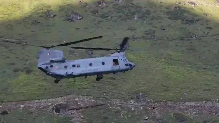 Army Helicopter Chinook: चिनूक ने पहले दिन केदारनाथ पहुंचाई 2.4 टन निर्माण सामग्री