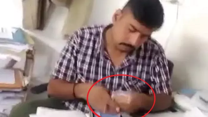 शिप्रा सनसिटी पुलिस चौकी में पासपोर्ट सत्यापन के लिए रिश्वत लेते पुलिसकर्मी का VIDEO वायरल