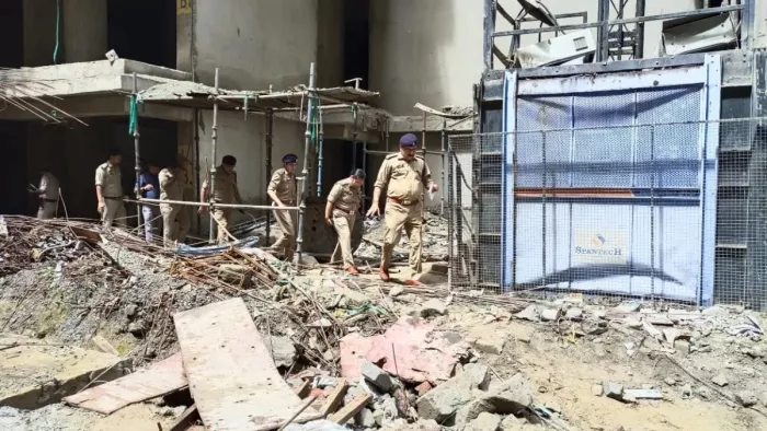 Greater Noida Lift Accident: ग्रेटर नोएडा लिफ्ट हादसे मामले में कंस्ट्रक्शन कंपनी का GM गिरफ्तार।