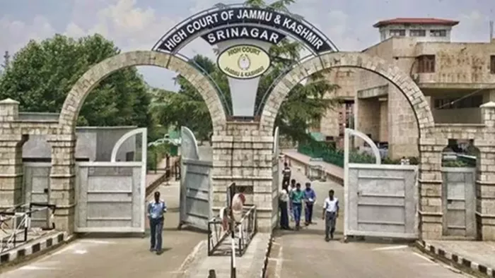 श्रीनगर और जम्मू में सरकारी बंगलों में जमे नेताओं की हाई कोर्ट ने मांगी सूची