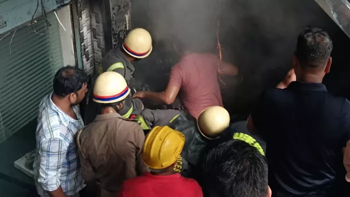 Kanpur: रेस्टोरेंट में लगी आग बुझाने की कोशिश करते दमकलकर्मी