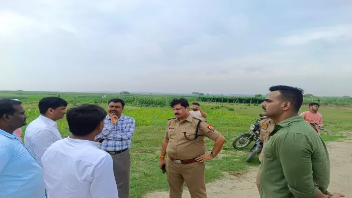Kaushambi Triple Murder Case: उजीहिनी घाट पर मौजूद डीएम एसपी