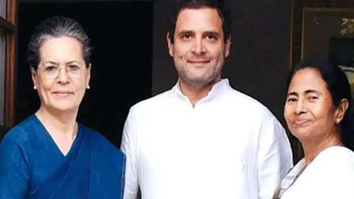 कांग्रेस की पूर्व अध्यक्षा सोनिया गांधी (बाएं), राहुल गांधी (बीच) और बंगाल की मुख्यमंत्री ममता बनर्जी (दाएं) (फाइल फोटो)