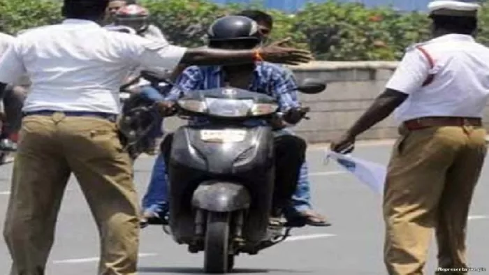 बिना हेलमेट बाइक चलाने पर घर पहुंचेगा चालान। फोटो जागरण