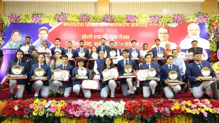 मध्य प्रदेश के मुख्यमंत्री शिवराज सिंह चौहान ने खिलाड़ियों को पुरस्कृत किया (फोटो: @CMMadhyaPradesh)