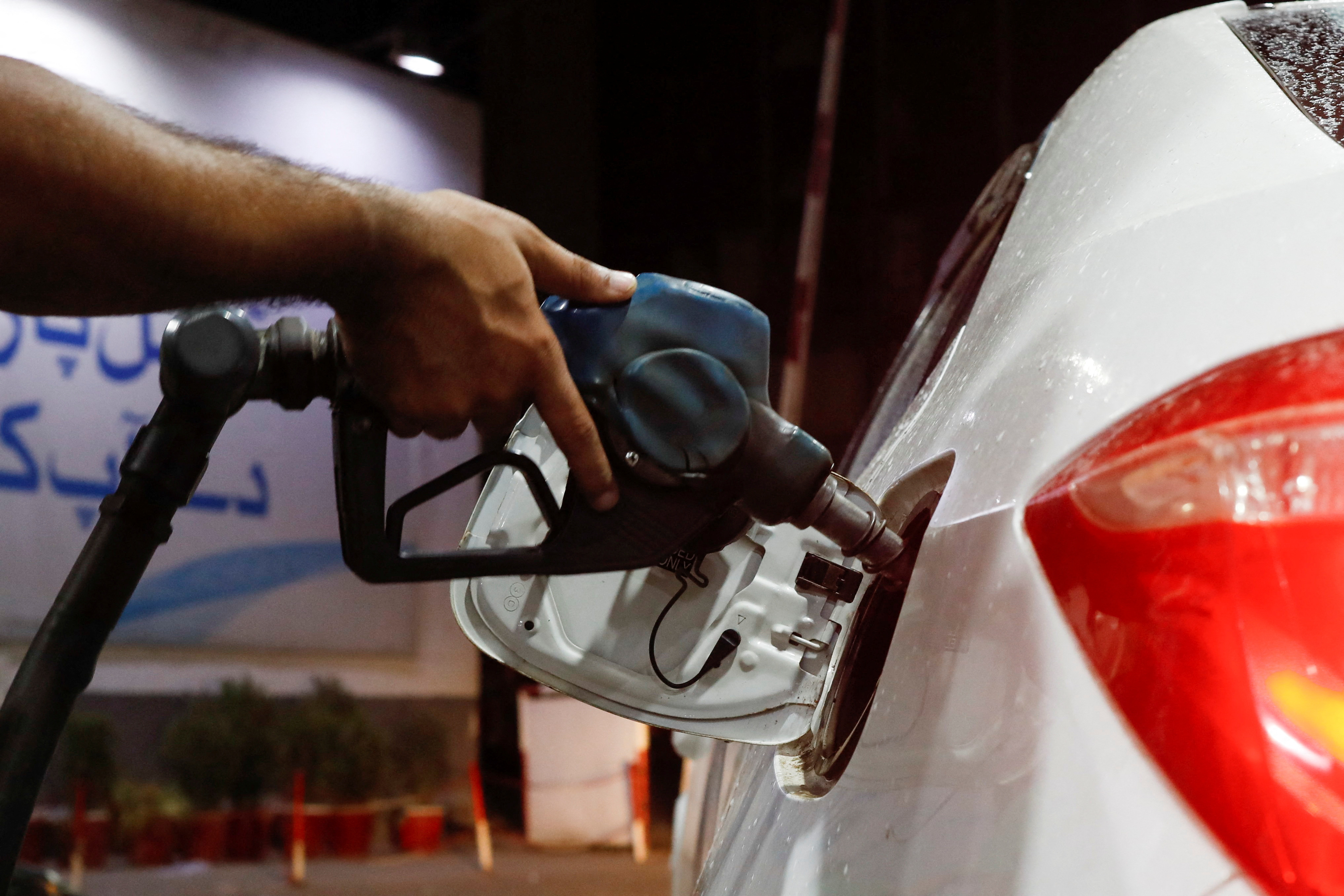 2023 09 15T214823Z 114120635 RC2993AD98PD RTRMADP 3 PAKISTAN ECONOMY FUEL PRICES